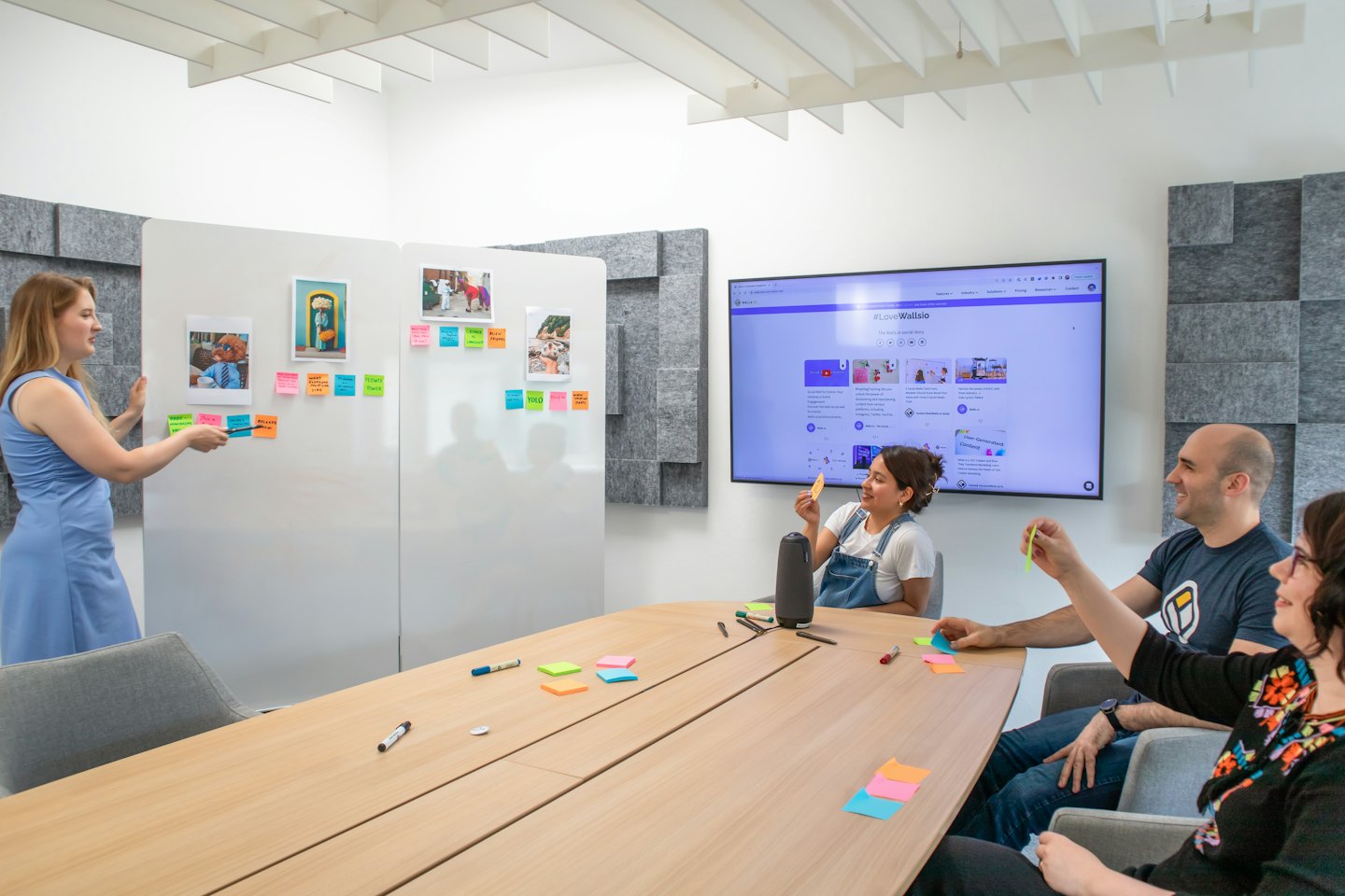 Equipo de negocios intercambiando ideas en una sala de conferencias moderna.